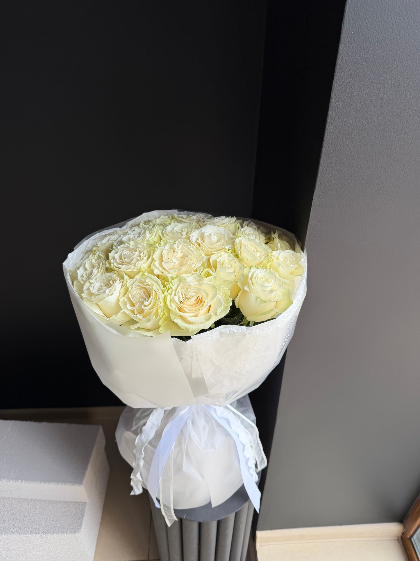 White Mondial roses